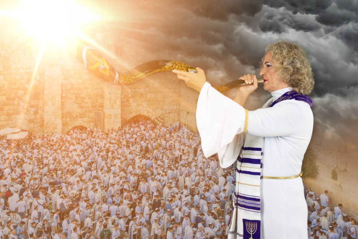 AB blowing shofar over Kotel